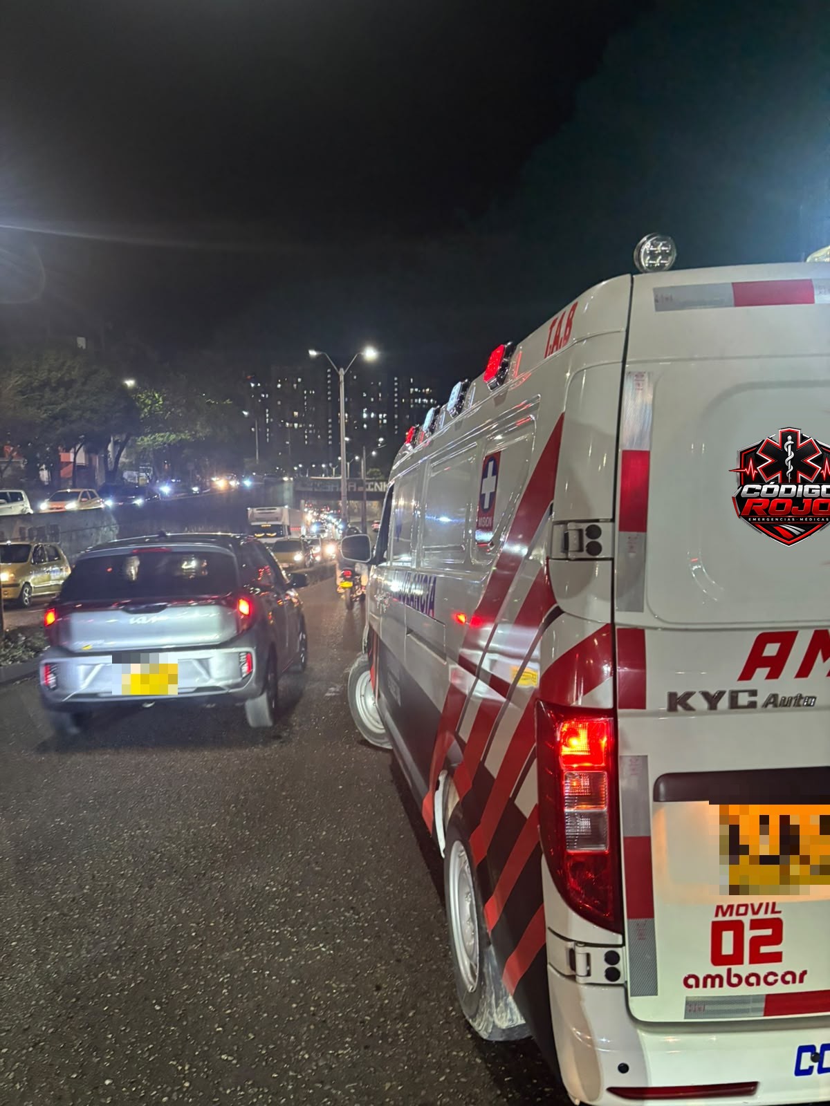 Ambulancia de Código Rojo en servicio nocturno